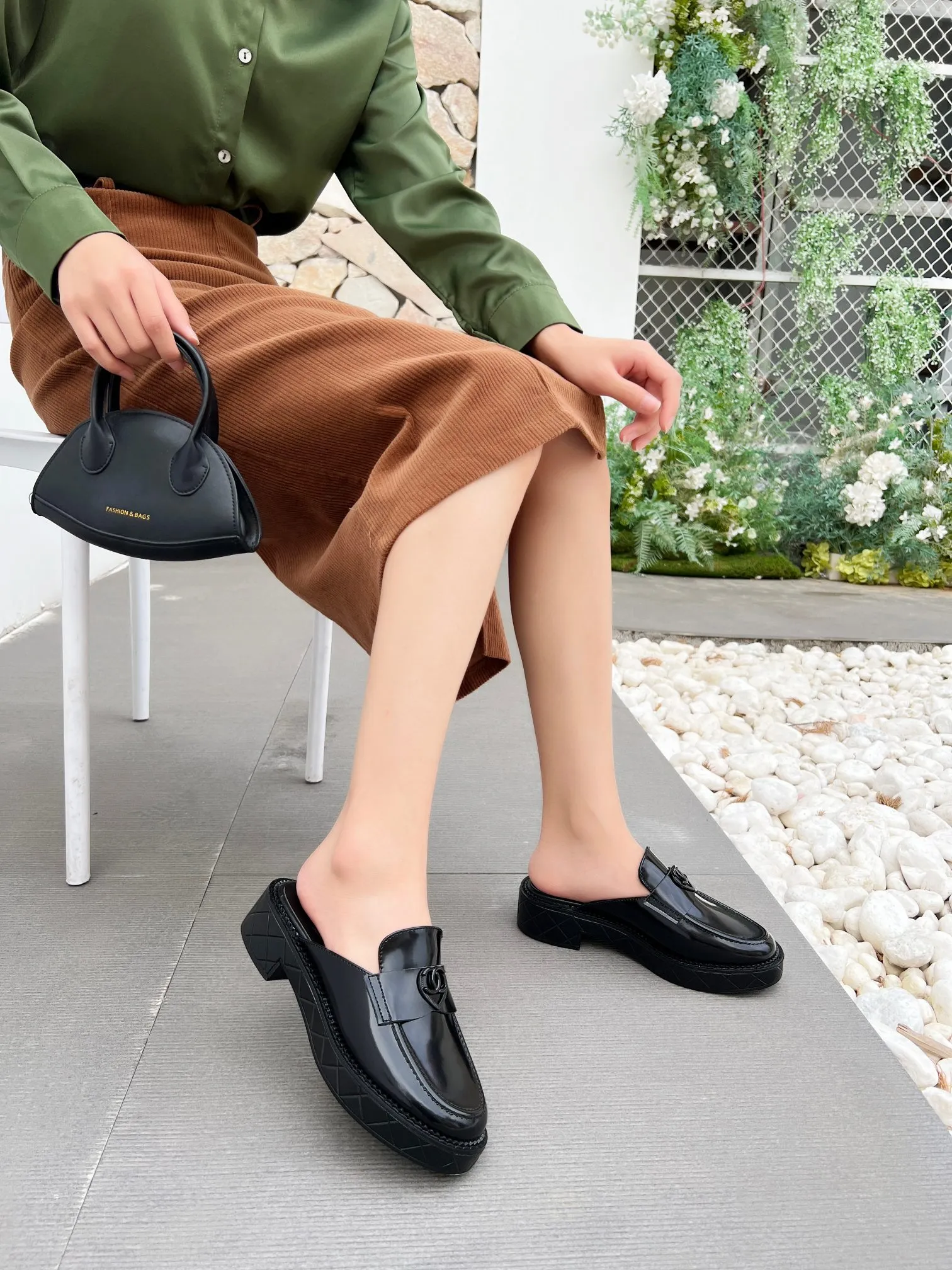 👟👟Ex-factory price 480👟👟 𝗖𝗛𝗔𝗡𝗘𝗟𝟐4B Chanel retro loafers for high school students. A big-toe loafer that Xiaoxiang Jiaxiang’s grandma has grown on me. The black and white color scheme is super vintage and full of relaxation. The fat and cute figure is reproduced one to one from the original version. 👟Material: First-layer cowhide, open edge beads ▪️Heel height: 4𝐜𝐦 ▪️Inner lining: sheepskin ▫️𝐒𝐢𝐳𝐞:𝟑𝟓-𝟒0𝐌 (𝟒𝟎customization is non-returnable) ▪️Sole: original simulated leather outsole 1:1 mold ▫️Color: black ▪️Configured with original full set of packaging📦​